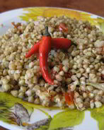 Зеленая гречка с помидорами, луком и чесноком