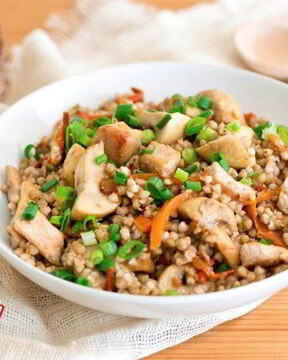 Зеленая гречка со свининой и грибами