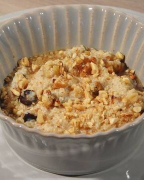 Каша из киноа с орехами и сухофруктами