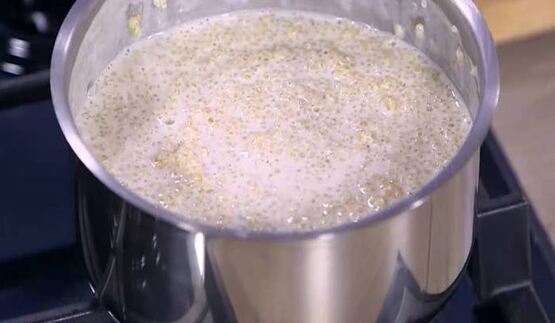 каша из киноа с орехами и сухофруктами