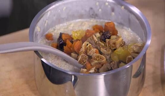 каша из киноа с орехами и сухофруктами