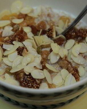 Каша с отрубями, миндалем и сухофруктами