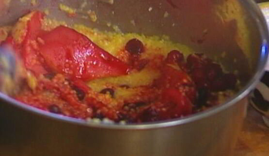 кукурузная каша с грушей, изюмом и клюквой