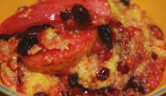 кукурузная каша с грушей, изюмом и клюквой