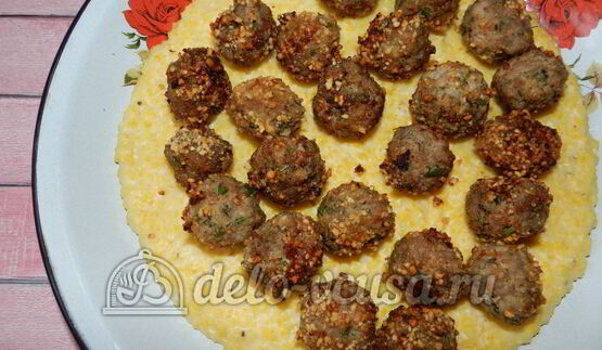 полента с тефтелями