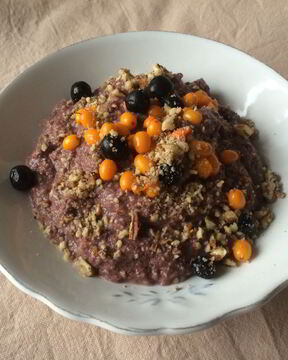 Льняная каша с клюквенным соком и черноплодкой, облепихой и пеканом