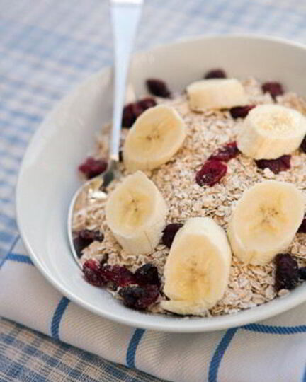 Рецепт быстрой овсянки с ягодами и бананами