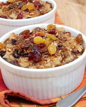 Ирландская овсяная каша с клюквой и изюмом