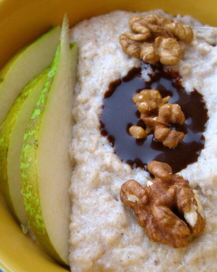 Рецепт овсяной каши с грушей, грецким орехом и острым шоколадным соусом