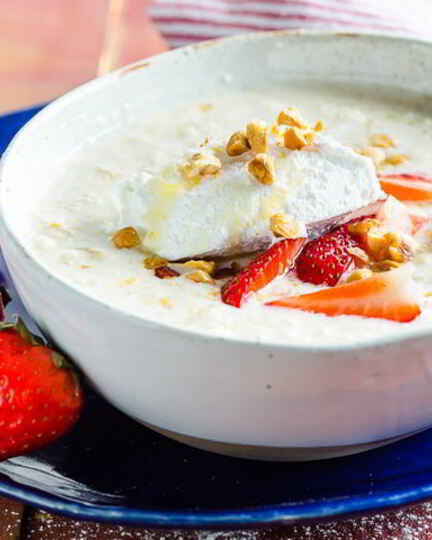 Рецепт овсяной каши с клубникой и фундуком