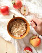 Овсяная каша с ванилью, яблоком и арахисовым маслом