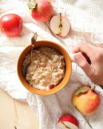 Рецепт овсяной каши с ванилью, яблоком и арахисовым маслом