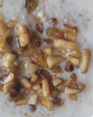 Овсяная каша с яблоками и корицей