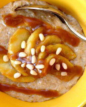 Овсяная каша с яблоком и соленой карамелью