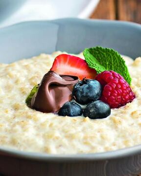 Овсяная каша с ягодами и ореховой пастой