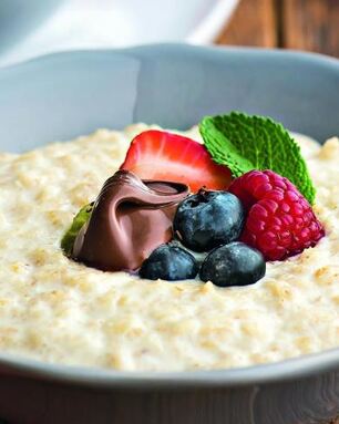 Овсяная каша с ягодами и ореховой пастой