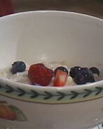 Овсяная каша с ягодами и сухофруктами