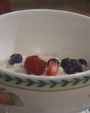 Овсяная каша с ягодами и сухофруктами