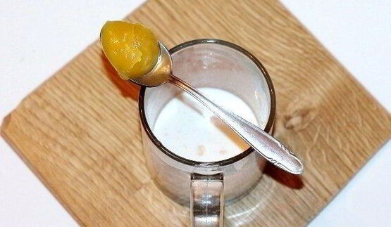 овсянка в банке с отрубями и фруктами