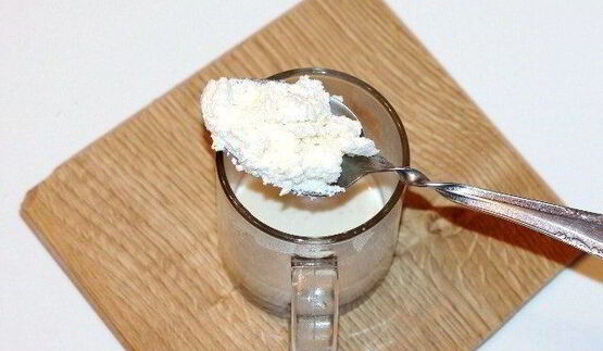 овсянка в банке с отрубями и фруктами