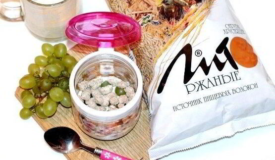 овсянка в банке с отрубями и фруктами