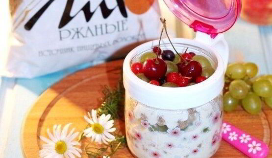 овсянка в банке с отрубями и фруктами