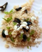 Пшеничная каша с маслинами и мятой