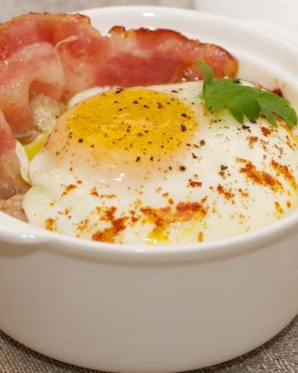 Рецепт сытной злаковой каши с яйцом и беконом