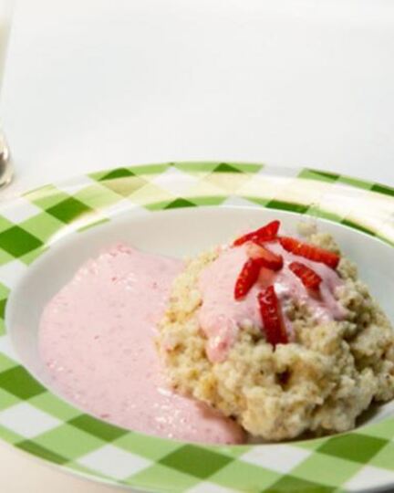 Рецепт ячменной каши с сырома феты и клубничныма кремома