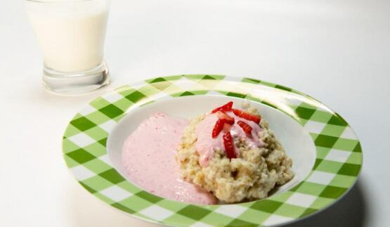 ячменная каша с сыром фета и клубничным кремом