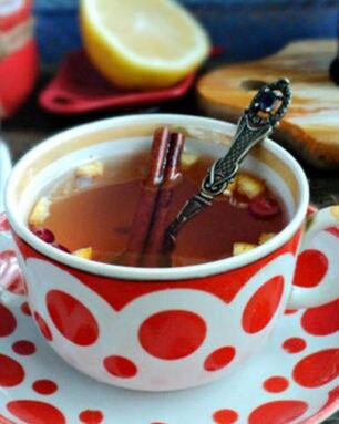 Чай с апельсиновой коркой, клюквой и корицей