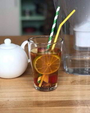 Холодный чай с малиной и лимоном