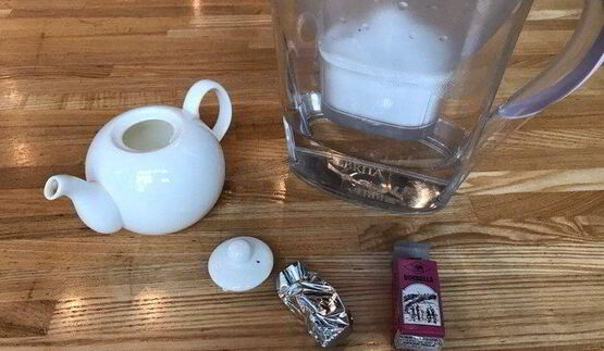 холодный чай с малиной и лимоном