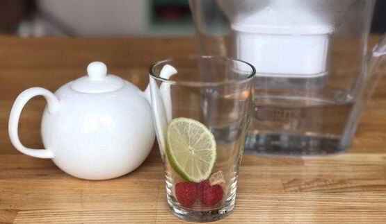 холодный чай с малиной и лимоном