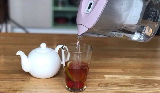 холодный чай с малиной и лимоном