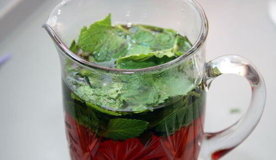 холодный чай с мятой и яблоком