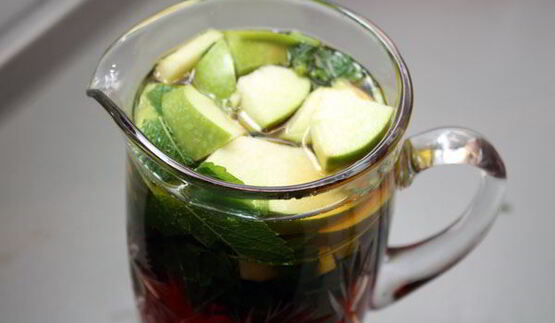 холодный чай с мятой и яблоком