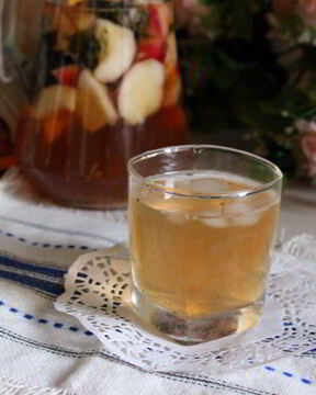 Холодный чай с персиками, нектаринами и мятой