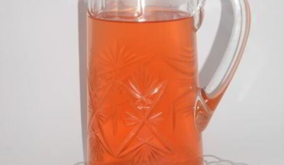 холодный зеленый чай с черешней, красной смородиной, корицей и мятой