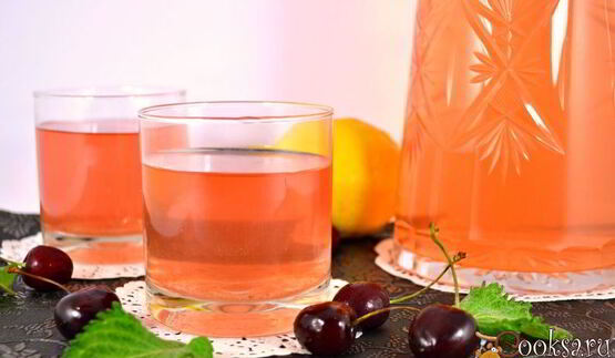 холодный зеленый чай с черешней, красной смородиной, корицей и мятой