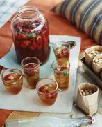 Летний холодный чай с клубникой