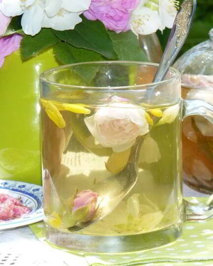 Рецепт летнего цветочного чая для подруг