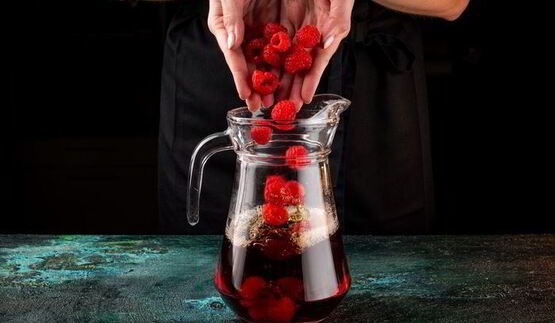 освежающий чай с малиной