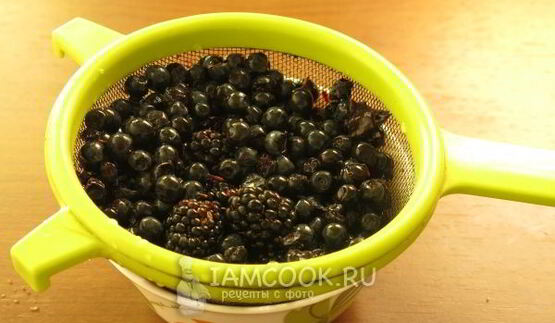 чернично-ежевичный коктейль