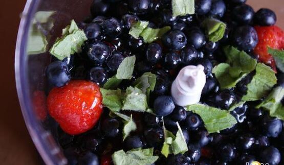 чернично-клубничный коктейль