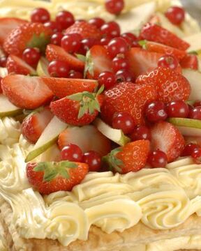 Фруктово-ягодный наполеон в мятном сиропе