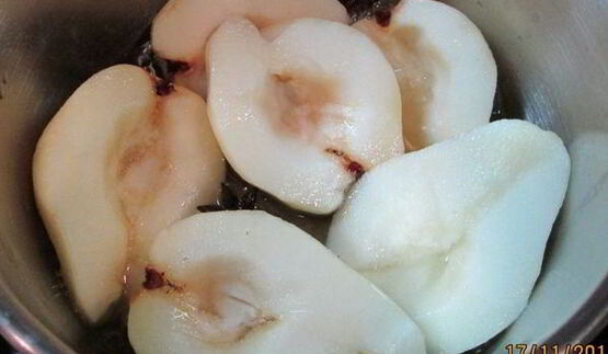 груши в анисовом сиропе с шоколадным соусом