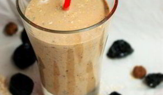 кефирный коктейль с отрубями и черносливом