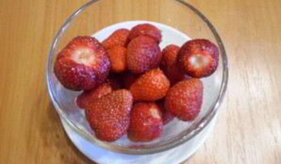 клубничный коктейль в блендере