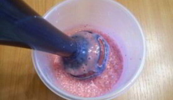 клубничный коктейль в блендере